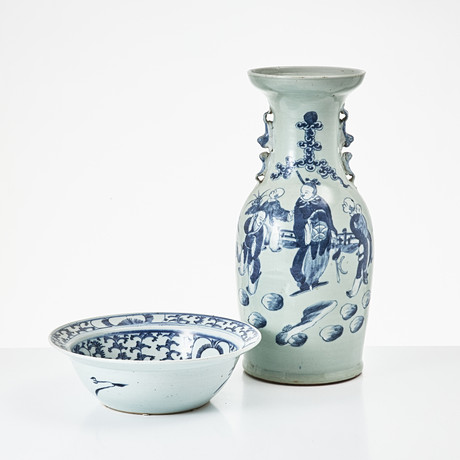 VAS och TVÄTTFAT, Kina, 1800-talets slut, dekor i underglasyrblått. på auktion hos Stockholms Auktionsverk Magasin 5