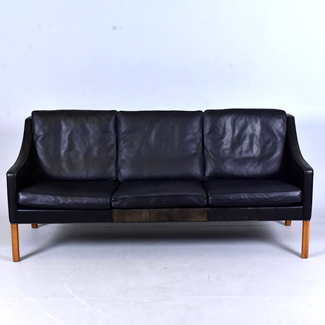 BØRGE MOGENSEN (1914–1972). Soffa, tresits, modell nr 2209, Fredericia Furniture, Danmark, formgiven 1963. på auktion hos Halmstads Auktionskammare