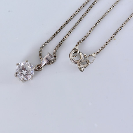 HÄNGE MED STEN, i kedja, sterlingsilver , Iduna AB Varberg. på auktion hos Halmstads Auktionskammare