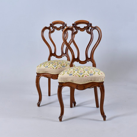 STOLAR, ett par, nyrokoko med broderad sits, 1800/1900-tal. på auktion hos Halmstads Auktionskammare