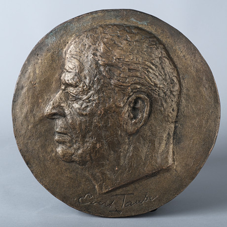 ASTRI BERGMAN-TAUBE. Väggrelief av Evert Taube, brons och koppar, 406/450, signerad, 1974. på auktion hos Wickmans