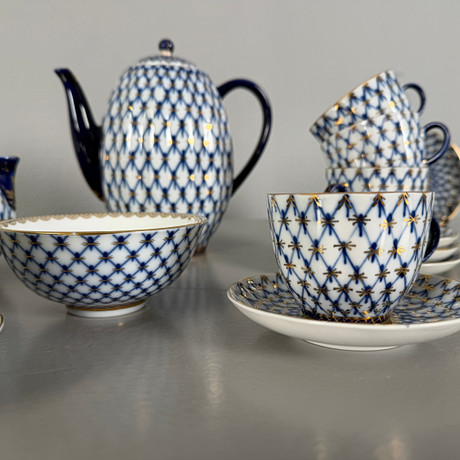 LOMONOSOV, Kaffeservis, 19 dlr, "Cobolt Net"/"Kobolt nät", porslin, design Seraphina Jakowlewa för Lomonosov, på auktion hos Skandia Auktion