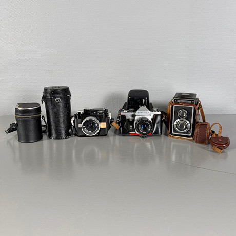 KAMEROR med tillbehör, 3 st, OBJEKTIV, Zeiss ikon ikoflex, Praktica LTL, Calypso/Nikkor II respektive Tokina. på auktion hos Skandia Auktion