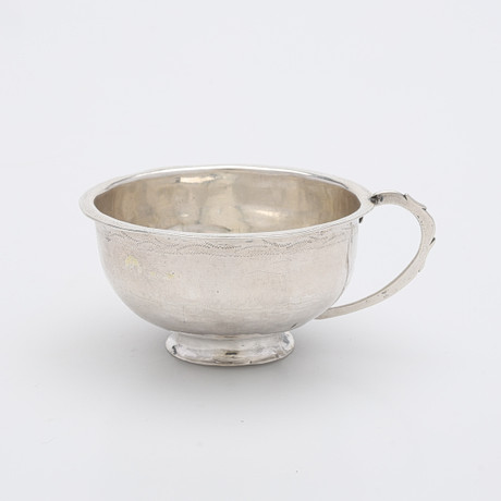 SUPKOPP MED HÄNKEL, SILVER, troligen Stephan Halling, Örebro, 1772-1785(1809), 24 g. på auktion hos Crafoord Auktioner Lund