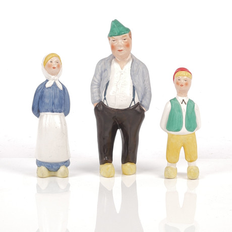 FIGURINER, 3 st, bla Edvard Persson, keramik, Lars Pagfeldt, Goebel. på auktion hos Auktionsfirma Kenneth Svensson i Kalmar