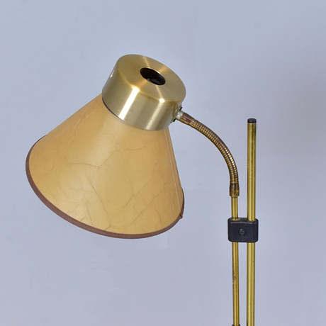 GOLVLAMPA, mässing, 1900-tal. på auktion hos Halmstads Auktionskammare