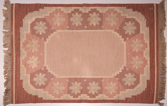ANNA-JOHANNA ÅNGSTRÖM. MATTA, Röllakan, signerad Å, (136 × 203 cm). på auktion hos Norrlands Auktionsverk