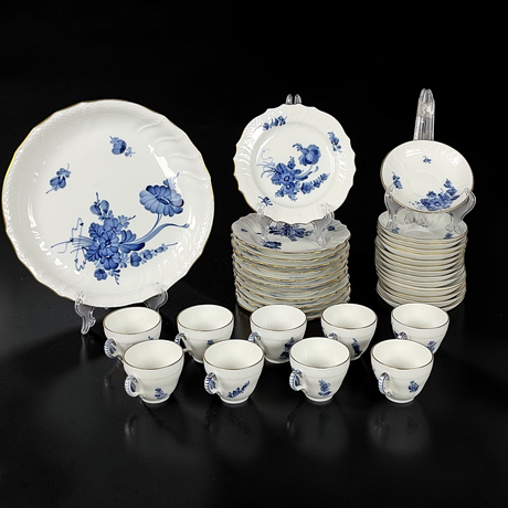 KAFFESERVIS, 37 delar, porslin, "Blå blomst", Royal Copenhagen, Danmark. på auktion hos Roslagens Auktionsverk