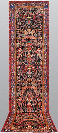 MATTA, "Figural Hamadan", galleri, 496 x 120 cm. på auktion hos Helsingborgs Auktionskammare