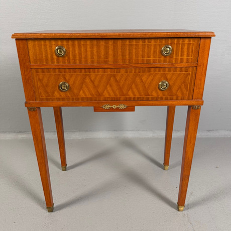 BYRÅ, 1900-talets mitt, gustaviansk stil, 2-lådig, dekor av intarsia, fanér, dragbeslag i mässing, rakt konand på auktion hos Skandia Auktion
