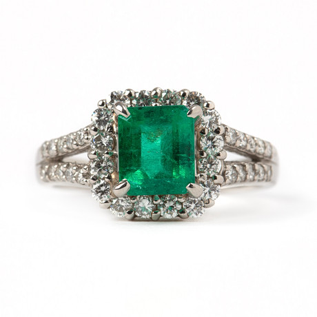 RING, 18K platina med troligtvis columbiansk smaragd 1.25 ct samt briljantslipade diamnter totalt 0.60 ct. på auktion hos Stockholms Auktionsverk Göteborg