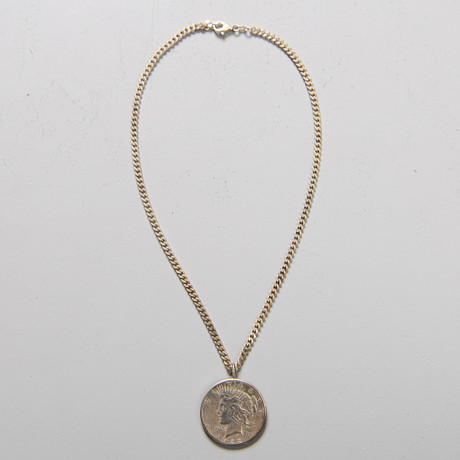 HÄNGE med KEDJA, av Liberty Peace dollar 1922, sterlingsilver. på auktion hos Formstad Auktioner