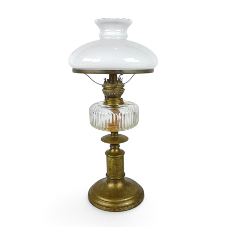 BORDSFOTOGENLAMPA, mässing & glas, tidigt 1900-tal. på auktion hos Roslagens Auktionsverk