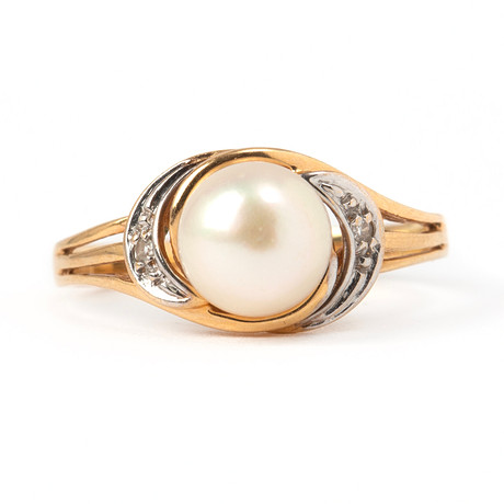 RING, 18K guld och vitguld med odlad pärla och briljantslipade diamanter, totalt 0.02 ct, kattfotstämplad. på auktion hos Stockholms Auktionsverk Göteborg