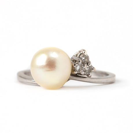 RING, 18K vitguld med odlad pärla och briljantslipade diamanter. på auktion hos Stockholms Auktionsverk Göteborg
