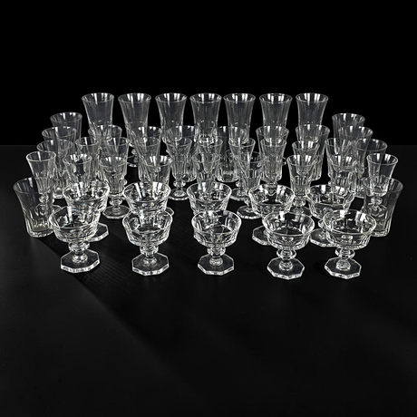 ELIS BERGH. Glasservis, 47 delar, "Hamra", Kosta, samt 2 medföljande glas. på auktion hos Roslagens Auktionsverk