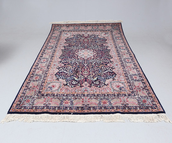MATTA, Troligen Kerman, ca 244x170 cm. på auktion hos Gomér & Andersson Linköping