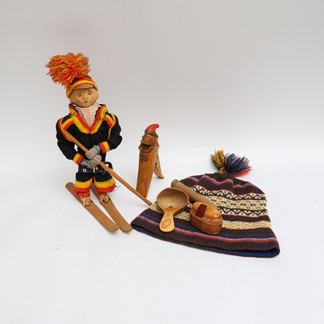 DIVERSE, samedocka med trädetaljer, kåsa, nötknäppare med dekor av tomte, burk i näver samt stickad mössa.