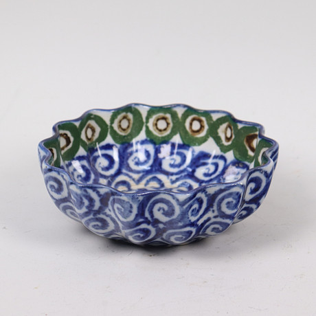 SKÅL, Kina, krysantemumform med polykrom underglasyr, 1800/1900-tal. på auktion hos Markus Auktioner