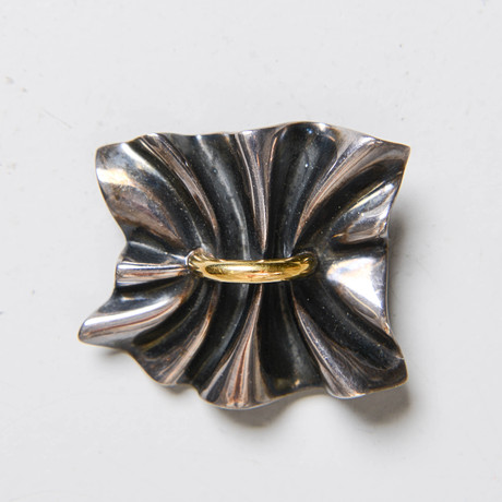 LENE MUNTHE. Brosch, no 399, sterlingsilver & 18k guld för Georg Jensen, Danmark. på auktion hos Formstad Auktioner