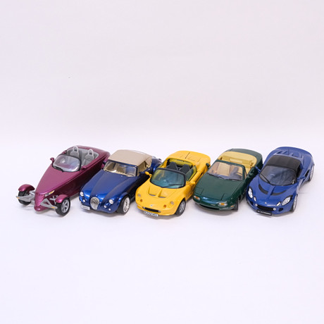 FEM MODELLBILAR. ERTL, KYOSHO, REVELL, JADI SAMT CHRONO. SKALA 1:18.