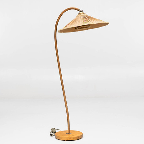 GOLVLAMPA, Svanhals-modell. Björk, Handmålad Sidenskärm. 1930/40-tal. på auktion hos Norrlands Auktionsverk