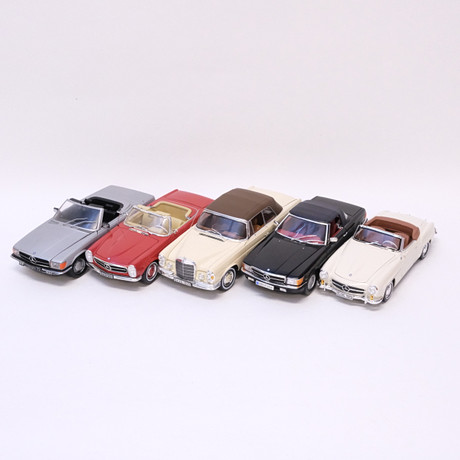 FEM MODELLBILAR, "MERCEDES-BENZ". NOREV SAMT CHRONO. SKALA 1:18.