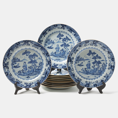 TALLRIKAR. 12 st, porslin, Qianlong (1736-1795), underglasyrblått av bl.a. figur i flodlandskap. på auktion hos Stockholms Auktionsverk Sickla
