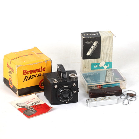 KAMEROR, 2 st, Minox B samt Brownie Flash SIX-20, i orignalkartonger.