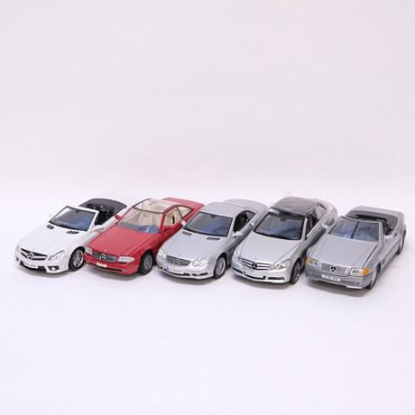 FEM MODELLBILAR, "MERCEDES-BENZ". REVELL, NOREV SAMT MAISTO. SKALA 1:18.