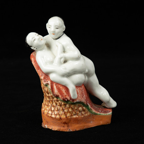 FIGURIN, porslin, Kina, 1900-tal. på auktion hos Stockholms Auktionsverk Göteborg