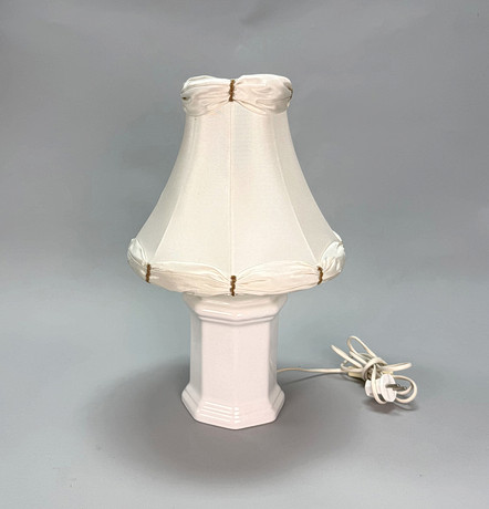 BORDSLAMPA, Parian, tygskärm, 1900 talets andra hälft. på auktion hos TOKA Auktionshus