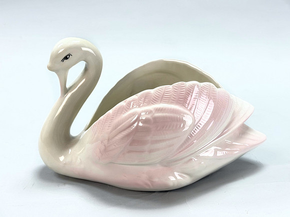 YTTERFODER i form av en svan, vit/rosa glaserad porslin. på auktion hos TOKA Auktionshus