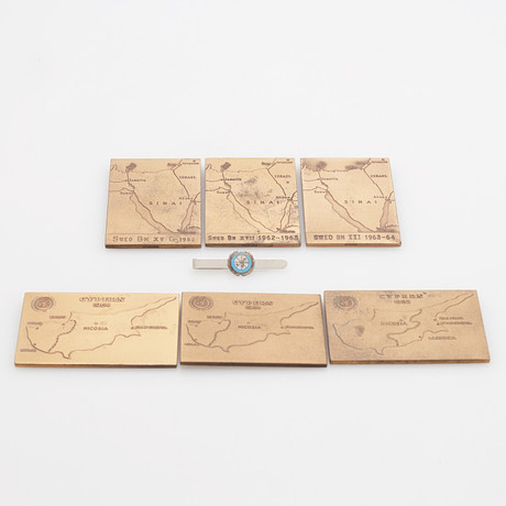 SVENSKA FN-BATALJONEN, plaketter och slipsnål, 1962-1965. på auktion hos Växjö Auktionskammare