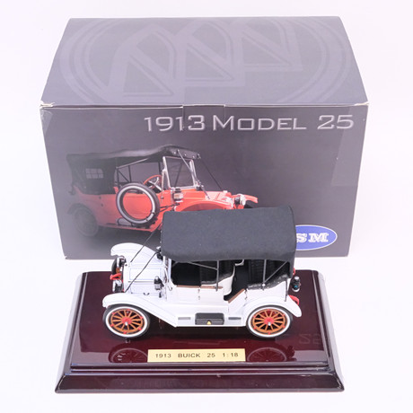 CSM / LJP. MODELLBIL, "1913 BUICK 25 / WHITE". SKALA 1:18.