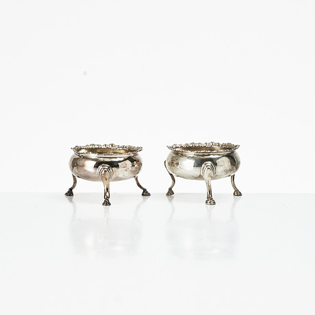 SALTKAR, ett par, silver, otydlig mästarstämpel, London 1783. på auktion hos Stockholms Auktionsverk Magasin 5