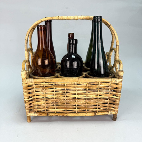 KORG MED FLASKOR, 6 st, trä och glas, 1900-talets första hälft. på auktion hos TOKA Auktionshus
