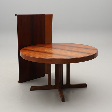 JOHANNES ANDERSEN. Matbord med två iläggsskivor, jakaranda, Danmark, 1960/70-tal. på auktion hos Crafoord Auktioner Malmö