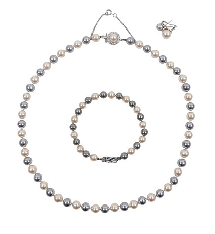 PÄRLHALSBAND, ARMBAND OCH EN ÖRHÄNGE.