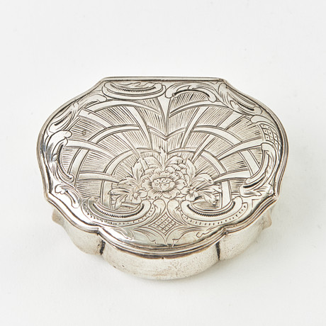 DOSA, silver, otydliga stämplar, Sverige 1700-tal. Rokoko. på auktion hos Stockholms Auktionsverk Magasin 5