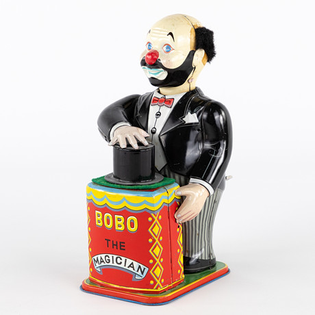 PLÅTLEKSAK. "Bobo the magician", Nomura Toys, ca 1950, Japan. på auktion hos Karljohan Auktioner