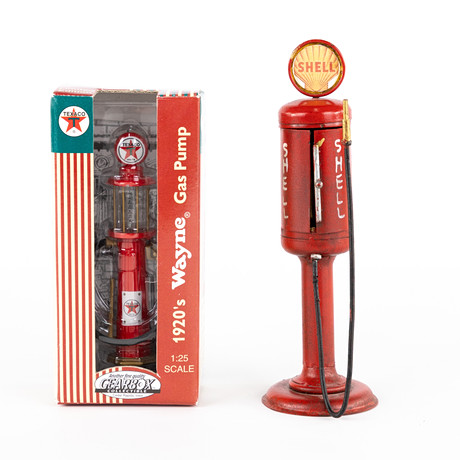 BENSINPUMPAR. 2 st, bl. a. Gearbox Collectibles. på auktion hos Karljohan Auktioner