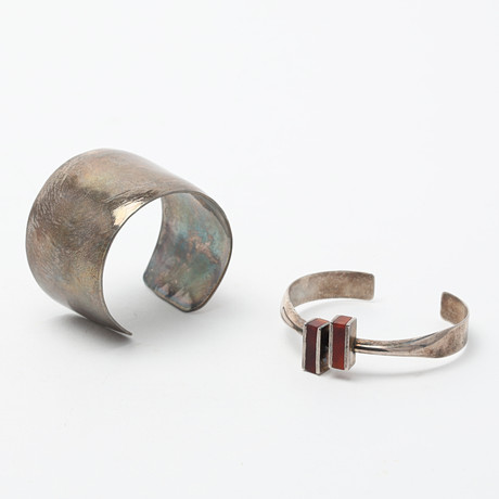 ARMRINGAR, silver, två stycken, Sven Roos, Västerås 1968, respektive ostämplad. på auktion hos Uppsala Auktionskammare