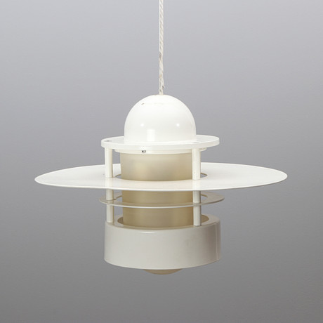 JENS MØLLER-JENSEN. TAKLAMPA. Lackerad metall med plastkupa. "Albertslund", Louis Poulsen. 1900-talets senare på auktion hos Skånes Auktionsverk