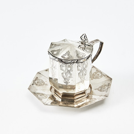 GULDSMEDSAKTIEBOLAGET. Senapskanna på fat, silver, Stockholm 1913. på auktion hos Stockholms Auktionsverk Magasin 5