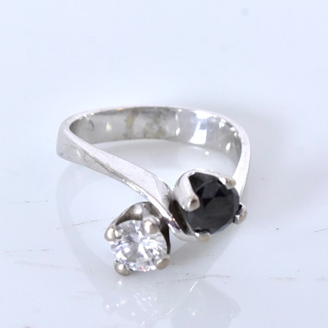 OLE LYNGGAARD. Diamantring, totalt 1,30ct, vitguld 18K. på auktion hos Halmstads Auktionskammare