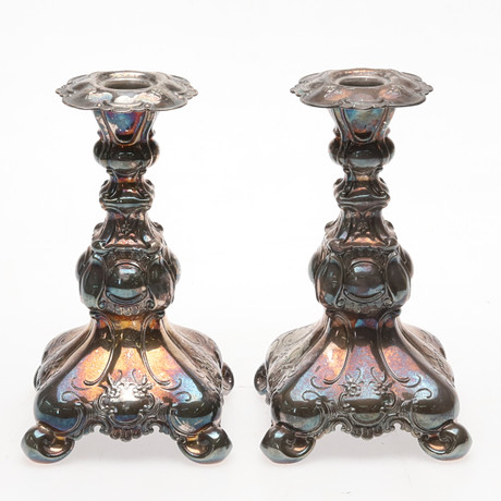 LJUSSTAKAR. Ett par, nysilver, barockstil, märkta GAB NSALP, 1900-talets första hälft. på auktion hos Örebro Stadsauktioner