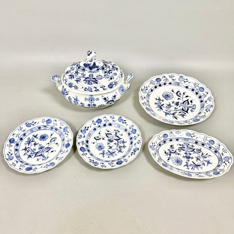MEISSEN. SERVISDELAR, 5 delar, "Lökmönster", porslin, Tyskland. på auktion hos Auktionshuset STO Bohuslän