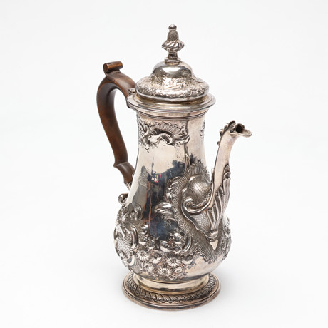 KAFFEKANNA, silver, London, 1776, vikt ca 945 gram. på auktion hos Gomér & Andersson Linköping