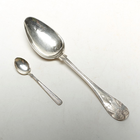 SKEDAR, 2 st, silver. på auktion hos Kalmar Auktionsverk